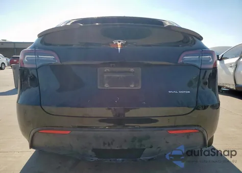 2024 Tesla Model Y z USA, uszkodzony, nr VIN 7SAYGDEE1RA302874